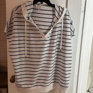 Hooded shirt sleeve shirt.